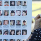 Una mujer llora ante las imágenes de las víctimas del accidente del avión de Spanair durante un acto de homenaje.