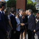 El president de la Generalitat, Quim Torra, saluda Teresa Cunillera, delegada del govern espanyol a Catalunya, al costat d'altres consellers, abans de l'acte d'homenatge a les víctimes dels atemptats.