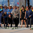 Pla general de l'ofrena floral amb el president de l'Aragó, l'alcaldessa en funcions de Barcelona; els alcaldes d'Alcanar, Ripoll, Subirats i Saragossa, en l'acte d'inauguració del Memorial per la Pau de Cambrils.