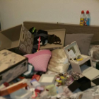 Fotografía de la cama de los propietarios después del robo, con las cajas de las joyas vacías