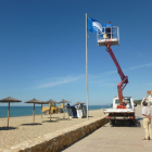La bandera blava dona el tret de sortida oficial a la temporada de bany a Altafulla.