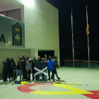 El lazo amarillo con los colores de la bandera española ante el Ayuntamiento d'Els Pallaresos.