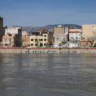 Lletres de la pintada 'El riu es vida' a Tortosa parcialment cobertes per l'aigua.
