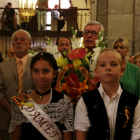 Pla mig de dos infants en primer terme i de l'alcalde Josep Fèlix Ballesteros en el moment de l'ofrena floral a Sant Magí.