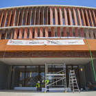 Els operaris estan acabant de posar a punt aquesta instal·lació, a l'Anella Mediterrània.