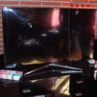 Un televisor malmès durant un dels robatoris que van cometre els joves detinguts. Pla curt