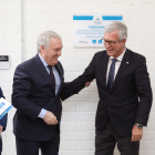 El alcalde, Josep Fèlix Ballestros, y el presidente de la Diputación, Josep Poblet, descubren la placa.
