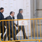 Imatge d'advocats arribant al Suprem, al davant Marina Roig (lletrada de Cuixart) i Jordi Pina (Sànchez), el 16 d'abril de 2018.