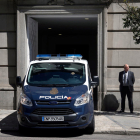 Imagen de la furgoneta de la policía española con Jordi Sànchez saliente del Tribunal Supremo.
