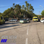 Dos vehículos chocaron frontalmente en la avenida con Brisamar de Coma-ruga.