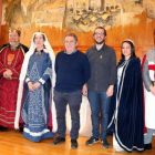 Foto de grupo de la familia real de la Leyenda de Sant Jordi, con el responsable de la organización de la fiesta, Joan López, y el alcalde y concejales de Montblanc, durante la presentación de la Semana Medieval.