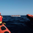 L'equip de Proactiva Open Arms realitzant tasques de salvament de refugiats al Mediterrani.