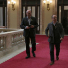 Pla general dels diputats de JxCAT Eduard Pujol i Jordi Turull als passadissos del Parlament.
