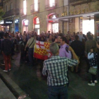 Manifestants i espectadors davant del teatre Metropol.