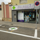 Les farmàcies tenen dues places habilitades, per evitar els aparcaments en doble fila.