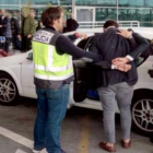 Imagen de la detención en el aeropuerto de Alicante.