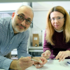 Los investigadores de la URV Lluís Marsal y Elisabet Xifre, en el laboratorio donde se ha probado la alúmina nanoporosa.