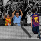 l'Eugeni Collado i la Mari Àngels Costa, celebrant el gol 6.000 de Messi amb el Barça sense utilitzar cap dispositiu.