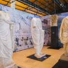 Tres estàtues, la de l'esquerra d'una dona, i, com a fons, fotografies de l'Amfiteatre i del Teatre de la ciutat romana de Tarraco.