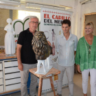 Josep Fèlix Ballesteros, Elvira Ferrando y Joan Serramià con una de las figuras del carillón.