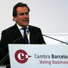 Plano medio del presidente del Puerto de Barcelona, Sixte Cambra, pronunciando un discurso en el marco de las comidas organizadas por la Cámara de Comercio en la Casa Lonja de Mar.