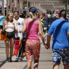 Diversos turistes passegen pel carrer Saragossa de Salou