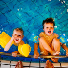 Imatge de dos infants a la piscina.