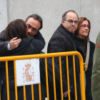 Los diputados Josep Rull y Jordi Turull se despiden de sus parejas antes de asistir al Tribunal Supremo.