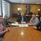 Imatge de la reunió de l'alcalde de Salou, Pere Granados, i representants de