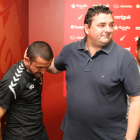 Emilio Viqueira, durante su adiós, al lado de Manolo Oliva, entrenador de porteros del Nàstic.