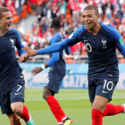 El delantero francés Kylian Mbappé celebra con Antoine Griezmann el gol contra Perú.