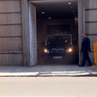 La furgoneta policial que traslada a Jordi Turull al Supremo.