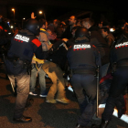 Pla general d'efectius dels Mossos d'Esquadra dissolent la concentració a l'autovia A-7, a Tarragona, després de carregar contra els manifestants. Imatge del 23 de març del 2018