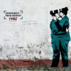 La imagen recuerda a uno de los grafitis más icónicos de Banksy en Londres donde salen dos policías besándose.