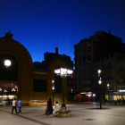 Imagen de la emblemática farola iluminada en la plaza Corsini.
