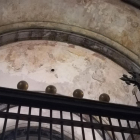 La huella de la humedad que afecta de manera negativa en el templo es muy visible en el techo y paredes de la capilla de Sant Joan.