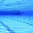 Imagen de archivo de una piscina exterior.