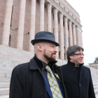 Carles Puigdemont con el diputado Mikko Kärna ante el Parlamento finés, en Helsinki, el 22 de marzo del 2018