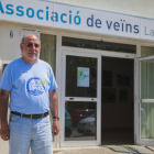El presidente de la asociación de vecinos, Francesc García, ayer delante la sede de la entidad.