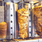 imagen de archivo de productos cocinándose en un kebab.