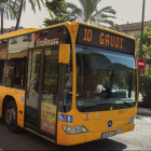Imatge d'arxiu d'un bus urbà de Reus de la línia 10.