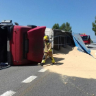 La càrrega del vehicle, que transportava cereals, ha quedat estesa a la via.