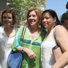 La candidata a presidir el PP, Maria Dolores de Cospedal, es fotografia amb la portaveu de la seva campanya, Dolors Montserrat, i una simpatitzant davant la seu del partit a Barcelona.