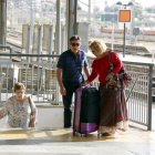 Imatge d'arxiu de dos usuaris utilitzant les antigues escales de l'estació abans de les obres.