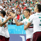México celebra el gol de Chicharito.