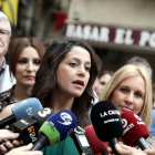La líder de Cs, Inés Arrimadas, a Tortosa atenent els mitjans de comunicació.