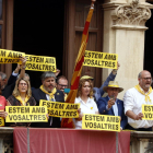 Les conselleres Elsa Artadi i Ester Capella, amb l'alcalde de Valls, Albert Batet, i els diputats Òscar Peris i Eduard Pujol, mostrant cartells amb el lema "Estem amb vosaltres" al balcó de l'Ajuntament.