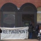 La pancarta amb el lema en anglès «Llibertat Puigdemont».