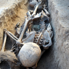 Algunes despulles dins d'una de la cinquantena de fosses que s'han excavat a Miravet.