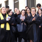 Los abogados, leyendo el manifiesto ante los juzgados de Tarragona.